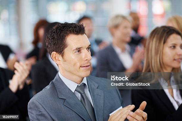 Elegantes Businessmann Applaudieren Mit Kollegen Bei Einem Seminar Stockfoto und mehr Bilder von 25-29 Jahre