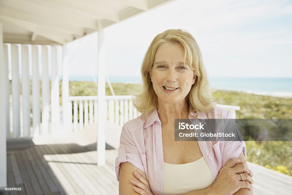 Ältere zuversichtlich Frau auf der Terrasse des beach house - Lizenzfrei 50-54 Jahre Stock-Foto