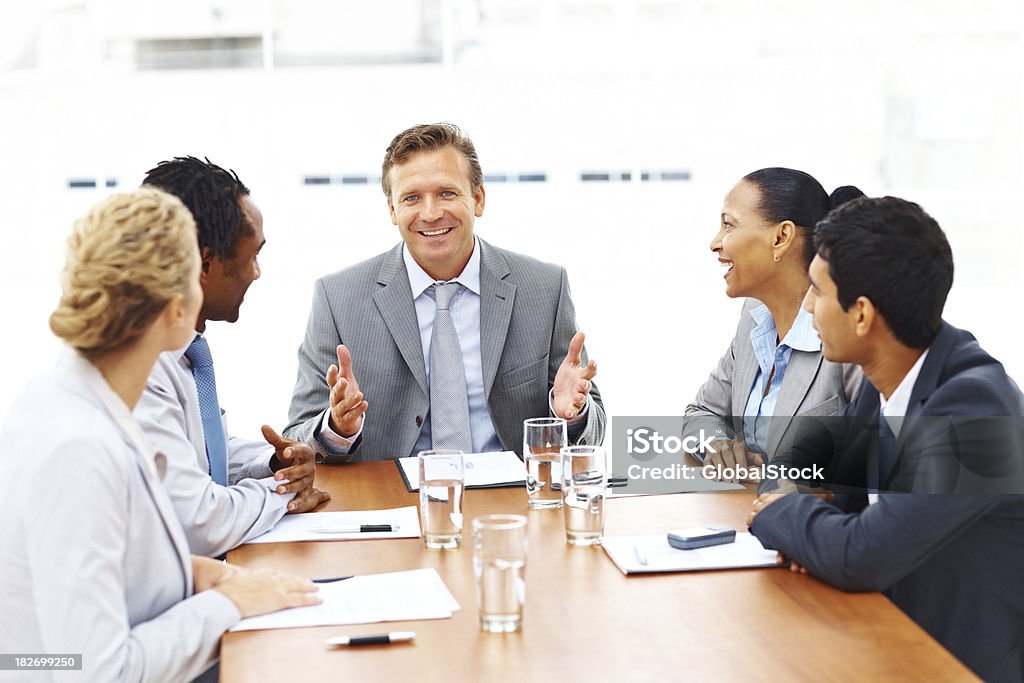Glückliche Gruppe von Geschäftsleuten sitzen in einem meeting - Lizenzfrei 20-24 Jahre Stock-Foto