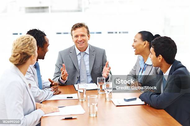 Glückliche Gruppe Von Geschäftsleuten Sitzen In Einem Meeting Stockfoto und mehr Bilder von 20-24 Jahre