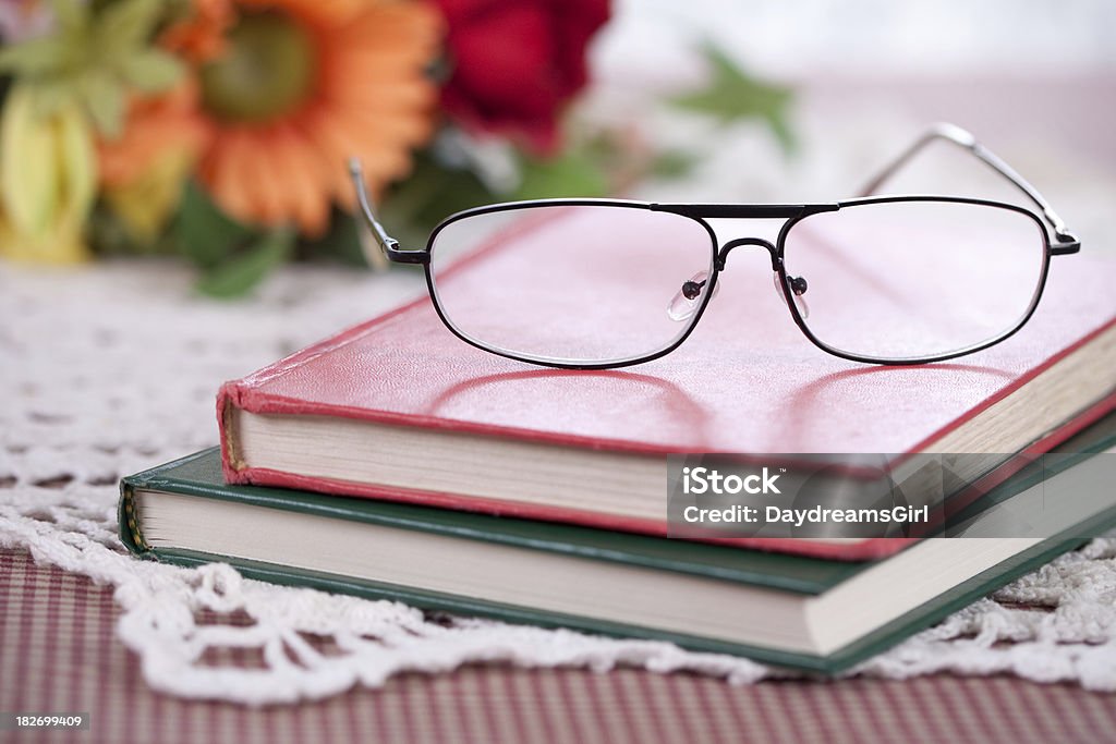 Occhiali da lettura con libri - Foto stock royalty-free di A quadri