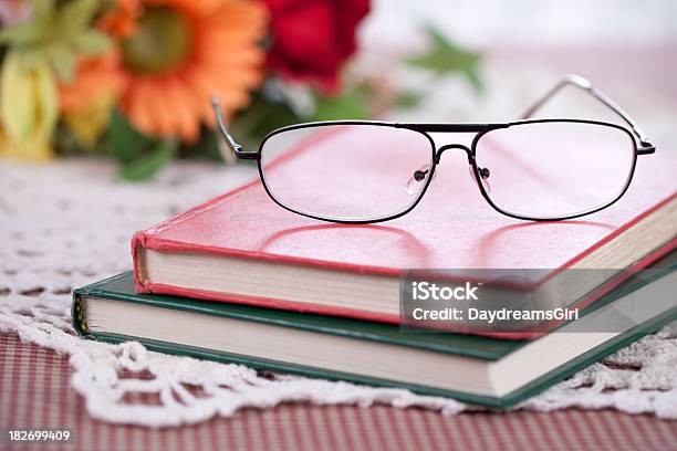 Foto de Óculos De Leitura Com Livros e mais fotos de stock de Amarelo - Amarelo, Beleza, Biblioteca