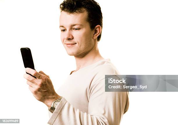 Jeden Młody Dorosły Mężczyzna Trzymając Telefon Komórkowy - zdjęcia stockowe i więcej obrazów 20-29 lat