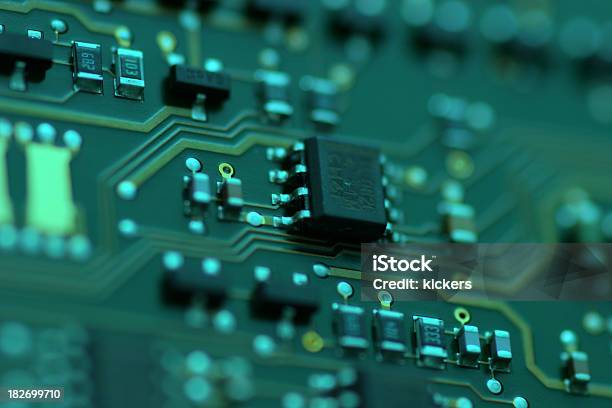 Electrónica Chip De Verde - Fotografias de stock e mais imagens de Arte - Arte, Arte e Artesanato - Arte visual, Circuito Integrado de Computador