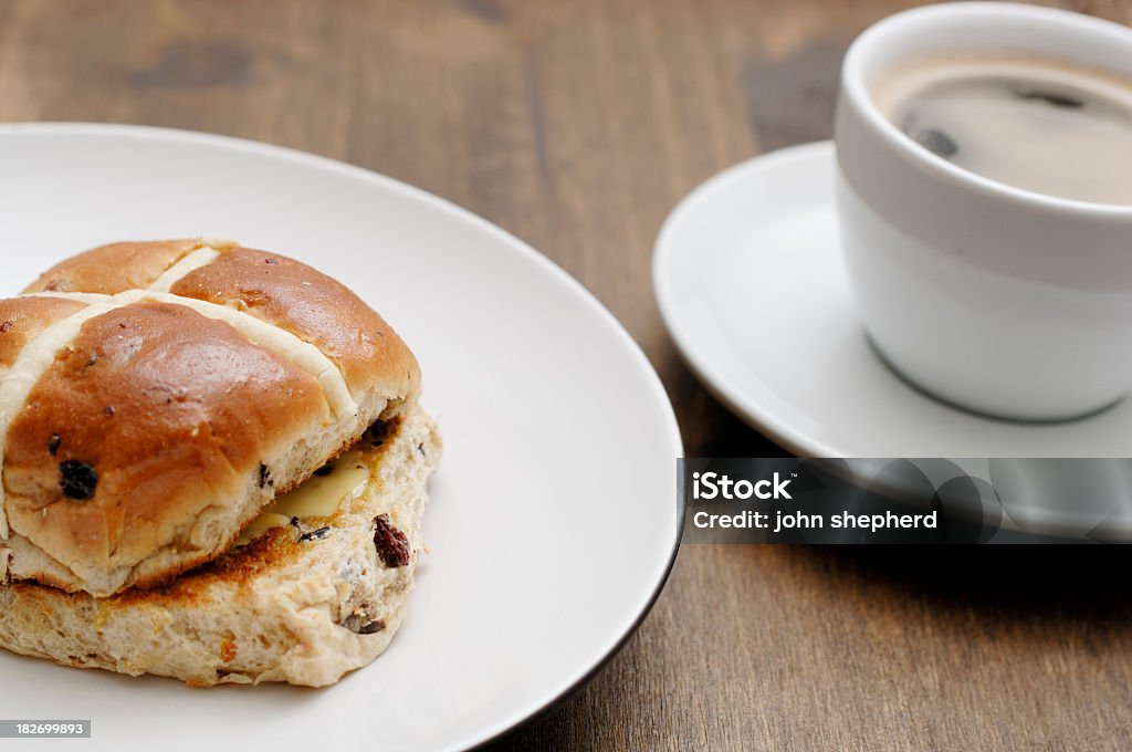 Tostado hot cross bun y café - Foto de stock de Alimento libre de derechos