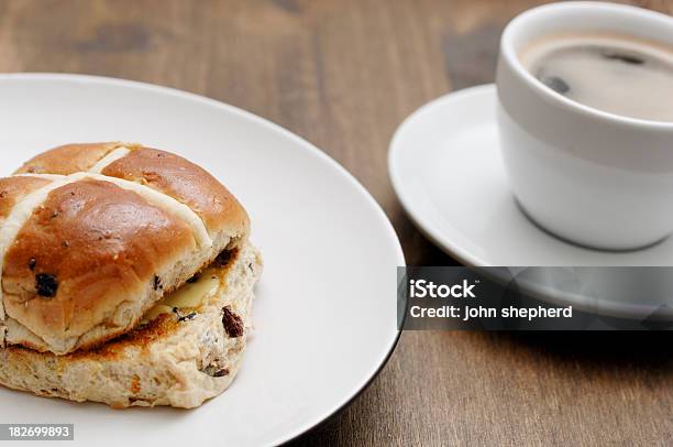 Tostado Hot Cross Bun Y Café Foto de stock y más banco de imágenes de Alimento - Alimento, Alimento tostado, Bollo dulce