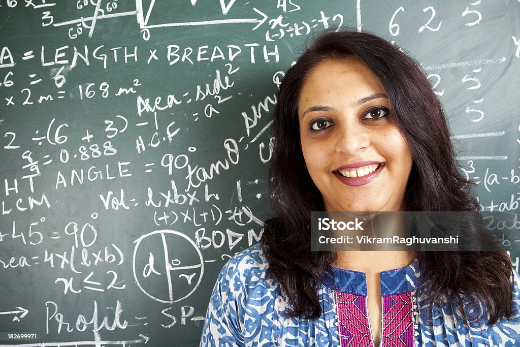 Joven Alegre Indian matemáticas profesor en un aula - Foto de stock de 30-39 años libre de derechos