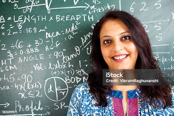 Joven Alegre Indian Matemáticas Profesor En Un Aula Foto de stock y más banco de imágenes de 30-39 años