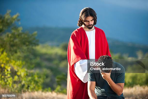 Jesús Ayudar A Un Hombre Foto de stock y más banco de imágenes de Descontento - Descontento, Dios, Adulto