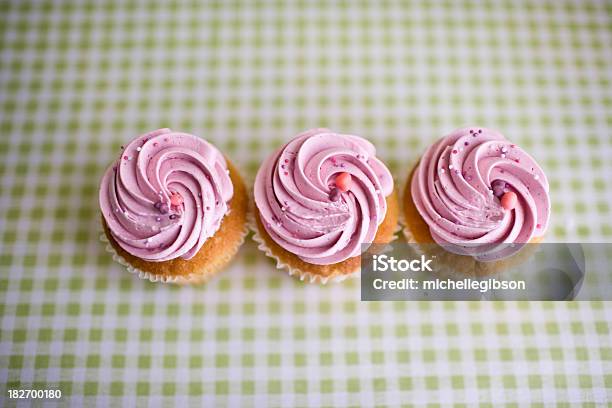 ピンクのクリームケーキ - おやつのストックフォトや画像を多数ご用意 - おやつ, アイシング, カップケーキ