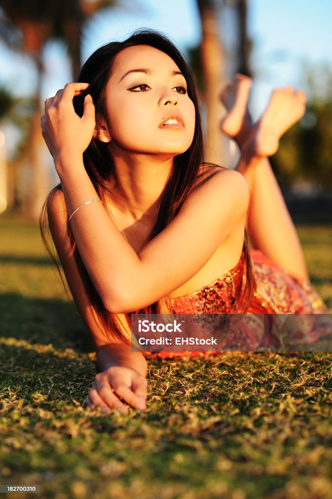 Giovane asiatica Modella riposarsi nel parco - Foto stock royalty-free di Adulto