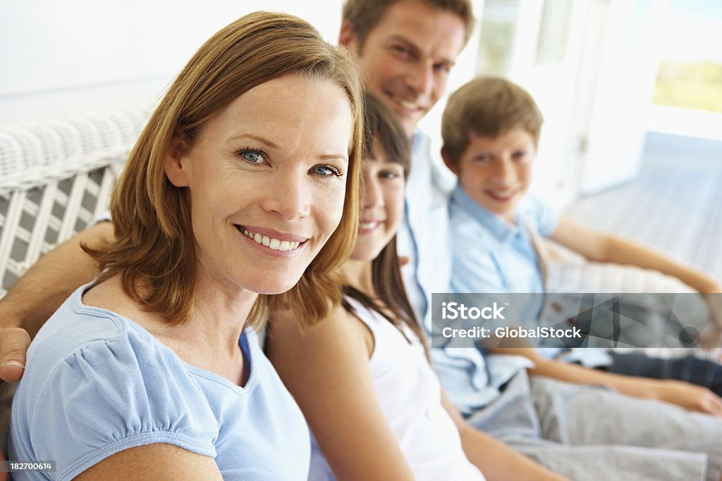 Meados idade mulher com a família sentada no fundo - Royalty-free 10-11 Anos Foto de stock
