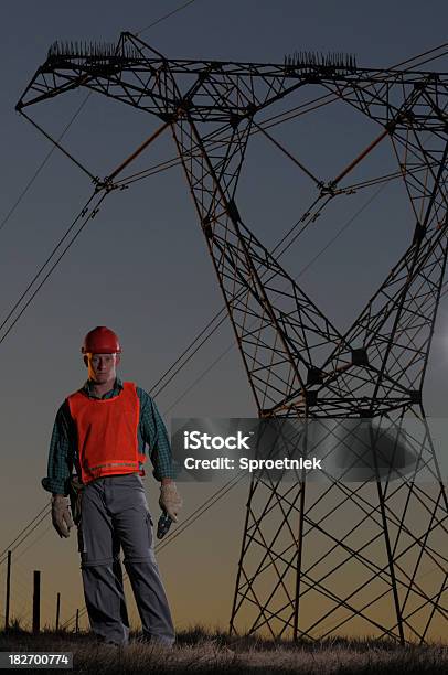 Utilityarbeiter Gegen Power Telefonmasten Große Stockfoto und mehr Bilder von Achtung Hochspannung - Achtung Hochspannung, Arbeit mit Elektrizität, Arbeiter