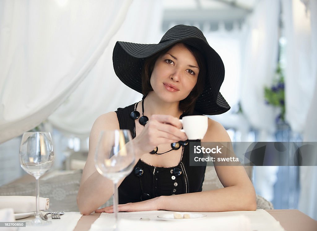 Женщина в ресторане - Стоковые фото 20-24 года роялти-фри