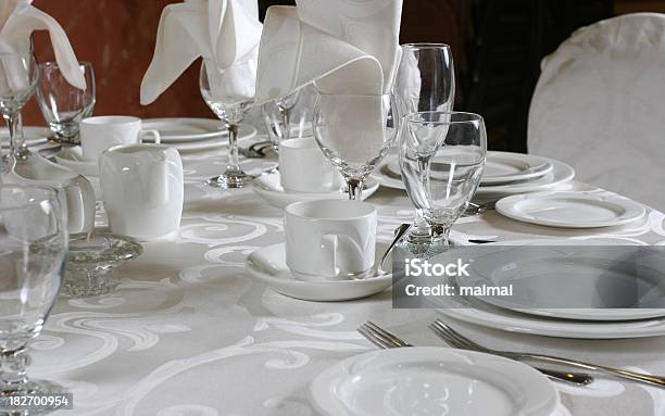 Mesa De Jantar Em Branco - Fotografias de stock e mais imagens de Comida e Bebida - Comida e Bebida, Copo, Cor prateada