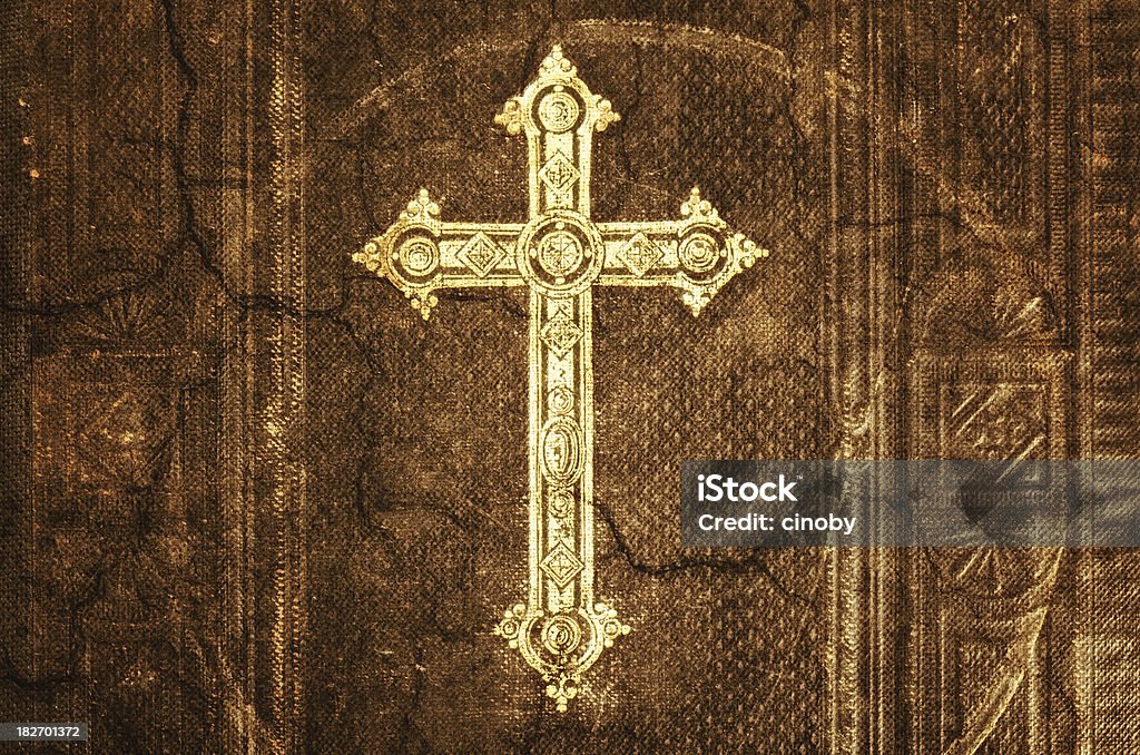 Cruzamento de Cristo em uma antiga Bíblia - Foto de stock de Cruz - Forma royalty-free