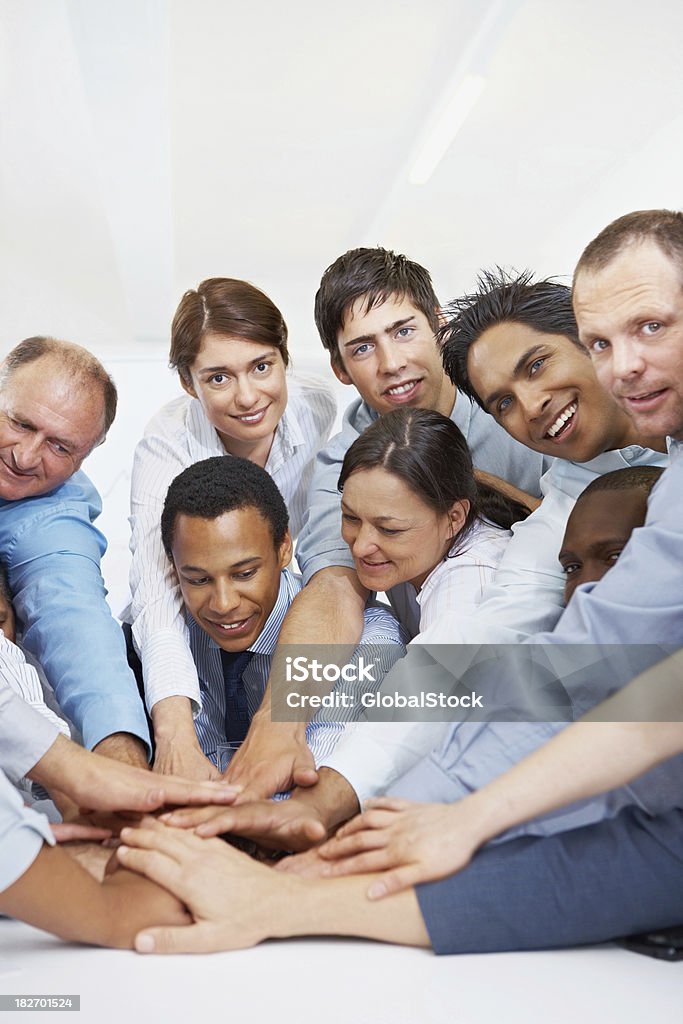 Grupo de pessoas de negócios com as mãos juntas - Foto de stock de Adulto royalty-free