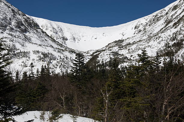 tuckerman ущелье – белая гора национальный лес - tuckerman ravine стоковые фото и изображения