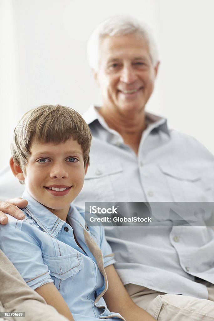 孫に座っている笑顔の祖父 - 10歳から11歳のロイヤリティフリーストックフォト
