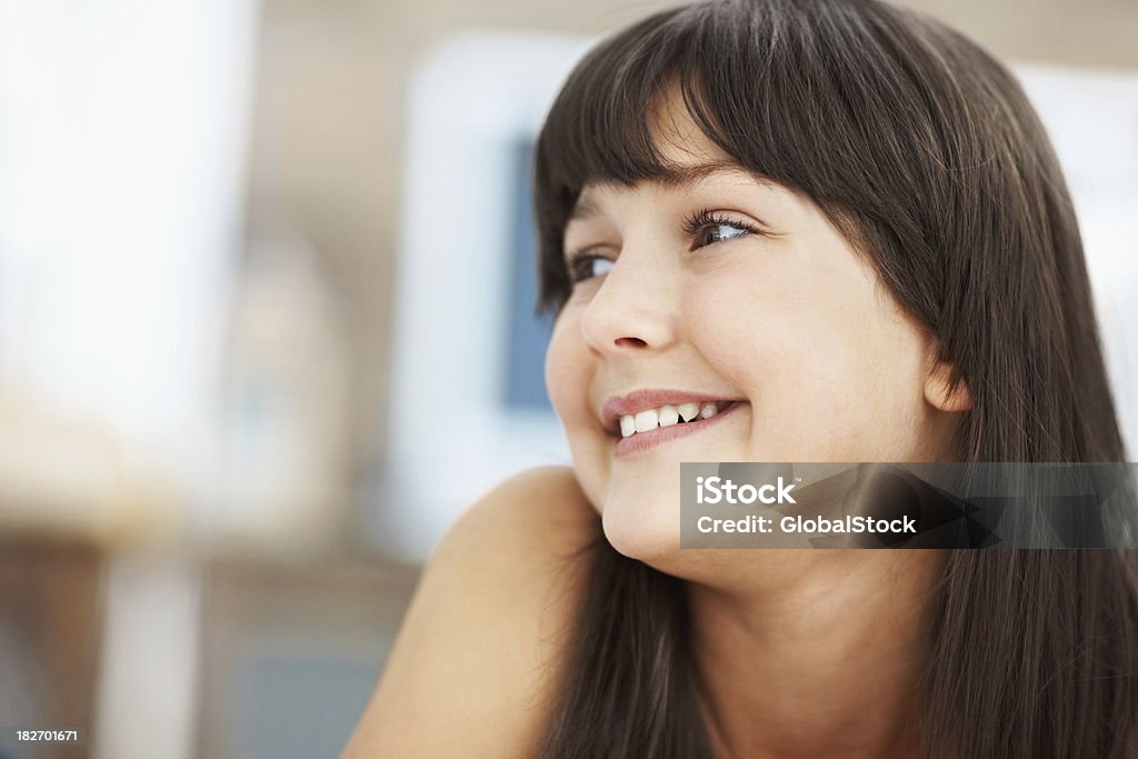 Giovane ragazza guardando nello spazio di copia - Foto stock royalty-free di 10-11 anni