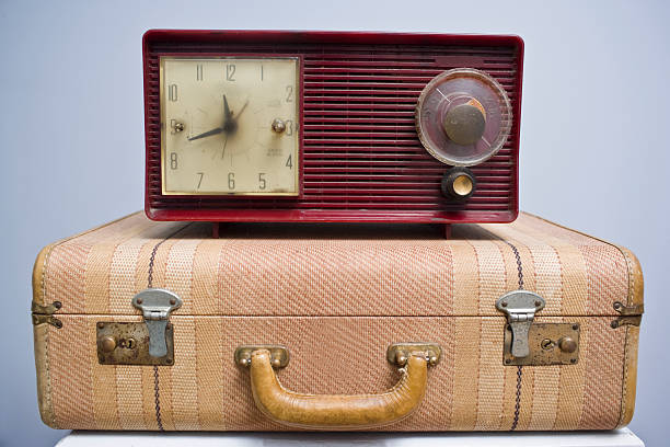 rádio vintage e mala - red bauble audio - fotografias e filmes do acervo