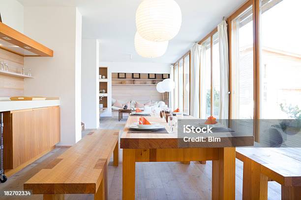 Küche Und Esszimmer Stockfoto und mehr Bilder von Sitzbank - Sitzbank, Fenster, Holz