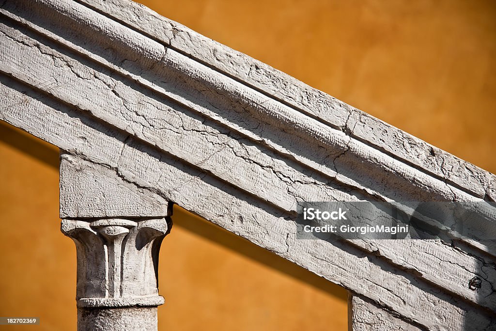 Stone balaustrada en Capital, detalles arquitectónicos en Italia - Foto de stock de Agrietado libre de derechos