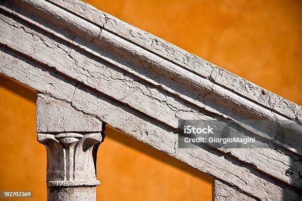 Stone Balaustrada En Capital Detalles Arquitectónicos En Italia Foto de stock y más banco de imágenes de Agrietado