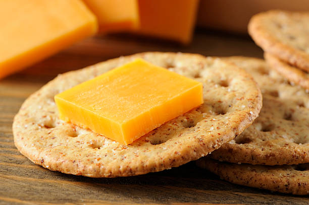 y quesos con galletas - cheese and crackers fotografías e imágenes de stock