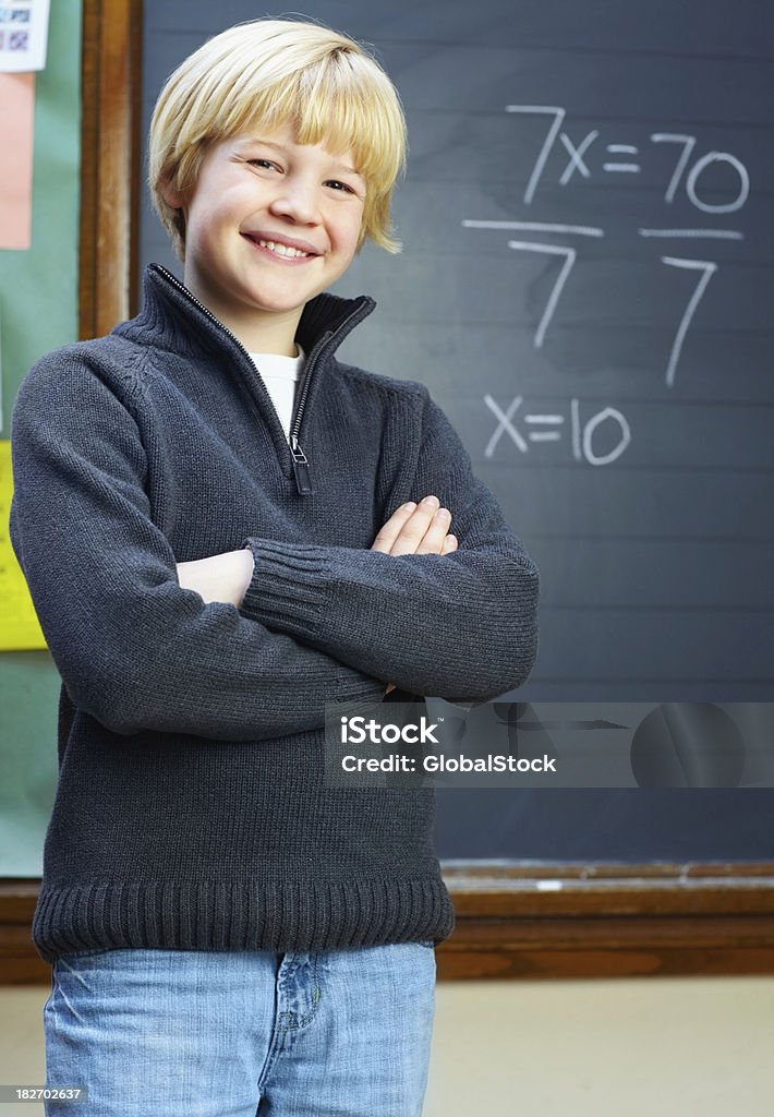 Sorrindo jovem confiante menino em pé contra o quadro-negro - Foto de stock de 8-9 Anos royalty-free