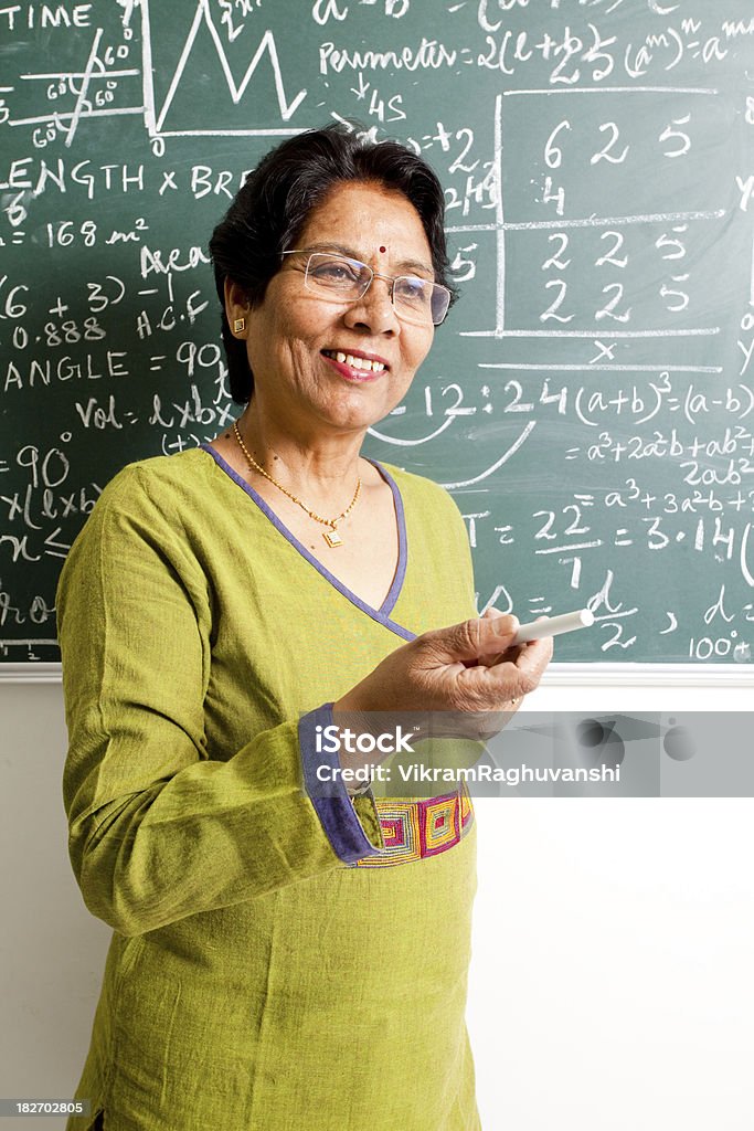 Entusiástico Senior Índio professor em sala de aula de matemática - Royalty-free 60-69 Anos Foto de stock