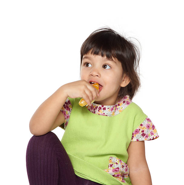 linda garota comendo uma laranja - rappud2008 - fotografias e filmes do acervo