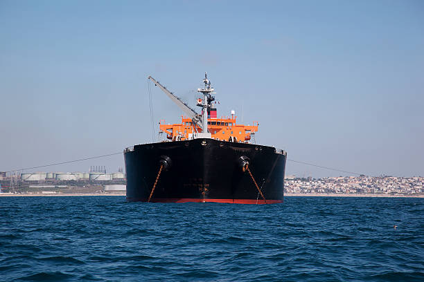 タンカーたっぷりのオイルでカリフォルニアの海岸 - bow wave ストックフォトと画像