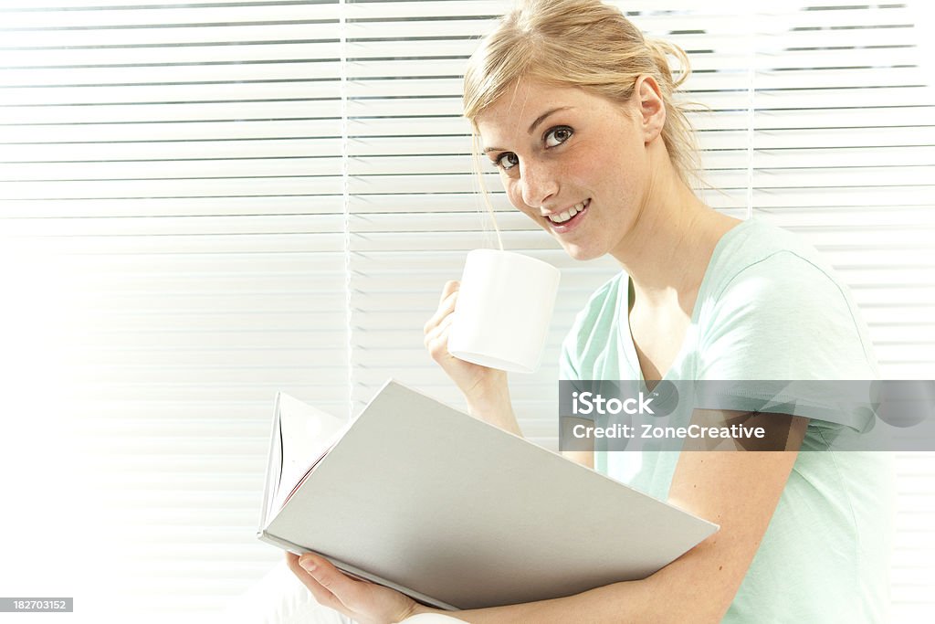 Hermosa chica rubia con taza y reserve - Foto de stock de Adulto libre de derechos