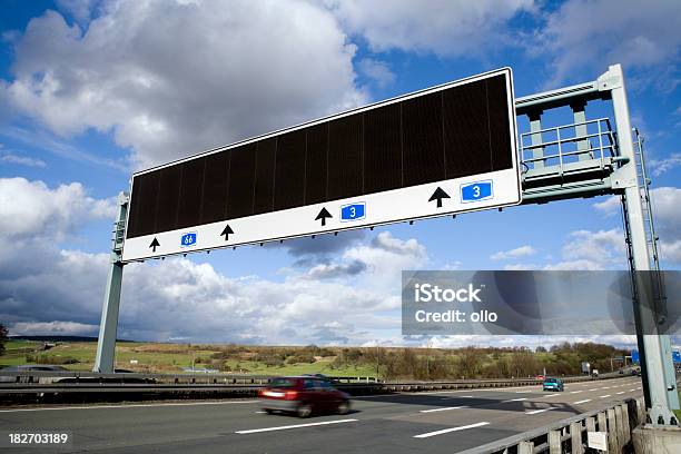 Foto de Plataforma Para Cima O Sinal De Estrada De Sistema De Informação e mais fotos de stock de Autoestrada