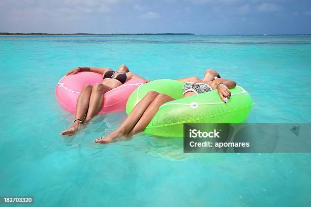 Dwóch Młodych Kobiet Relaksujący Z Probówki W Tropikalnej Plaży - zdjęcia stockowe i więcej obrazów Bahamy