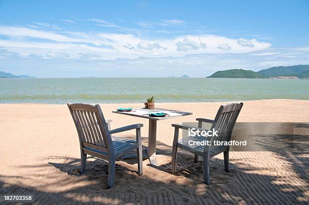 Foto de Jantar Na Praia e mais fotos de stock de Areia - Areia, Beleza natural - Natureza, Brilhante - Luminosidade