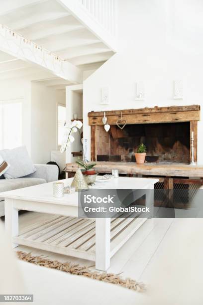 Inetrior Wohnzimmer Mit Kamin Im Haus Stockfoto und mehr Bilder von Abwesenheit - Abwesenheit, Architektur, Arrangieren