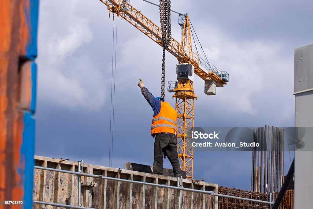 Trabajador y naranja grúa - Foto de stock de Accesorio de cabeza libre de derechos