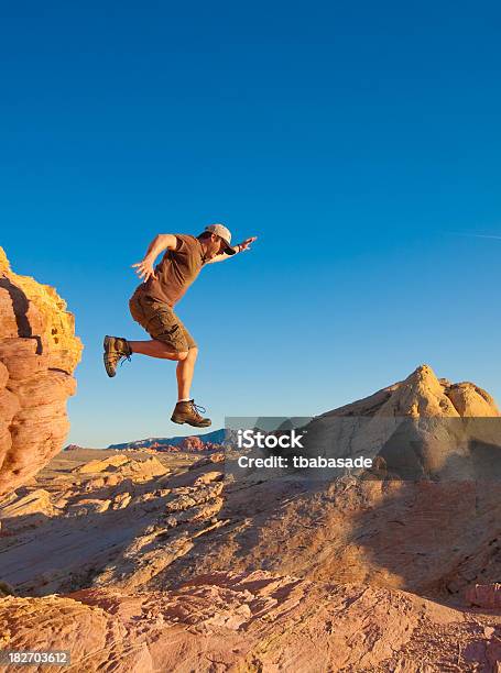 Salto De Fe Foto de stock y más banco de imágenes de Escalada - Escalada, Hombres, Nevada