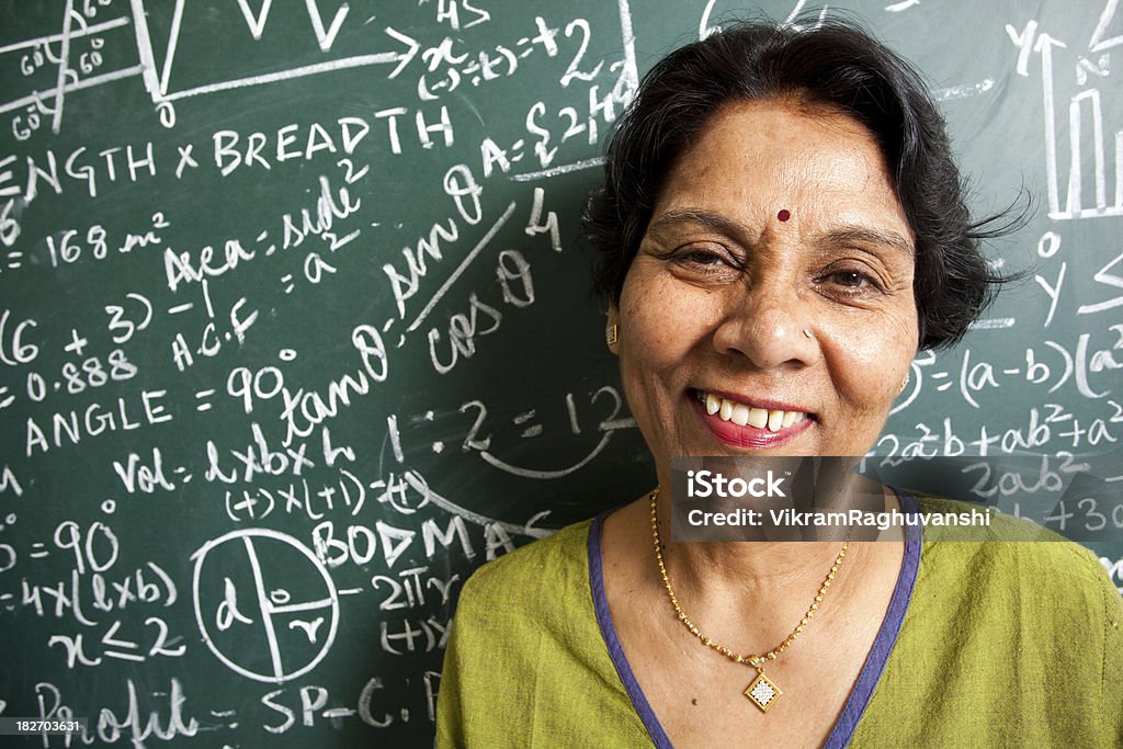 Alegre Indian cálculo professor com quadro-negro - Foto de stock de 60 Anos royalty-free
