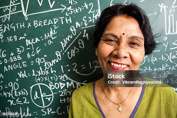 Foto de Alegre Indian Cálculo Professor Com Quadronegro e mais fotos de stock de 60 Anos - 60 Anos, Adulto, Aprender