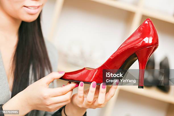 Close Up Of アジアの女性のショッピング赤の靴で百貨店 - 1人のストックフォトや画像を多数ご用意 - 1人, アジアおよびインド民族, クローズアップ