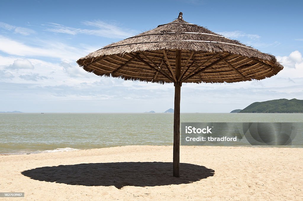 Parasol en una playa Tropical - Foto de stock de Aire libre libre de derechos