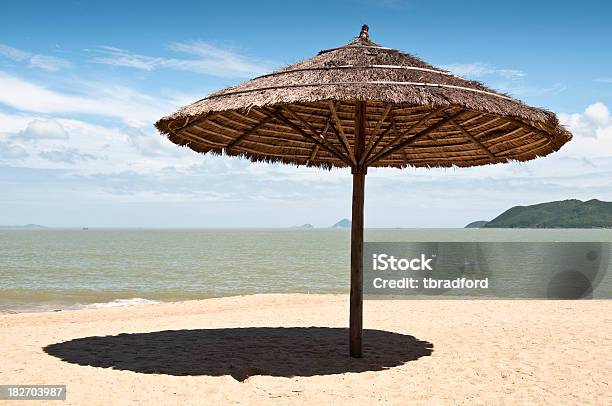Parasolka Przeciwsłoneczna Na Tropikalnej Plaży - zdjęcia stockowe i więcej obrazów Azja - Azja, Azja Południowo-Wschodnia, Bambus - Tworzywo