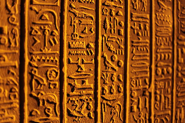 ägyptische hieroglyphenschrift - carved rock stock-fotos und bilder