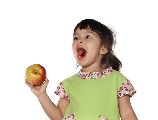 belle fille mangeant une pomme - rappud2008 photos et images de collection