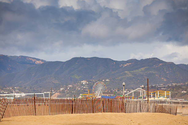 cerca de praia e pier de santa monica - santa monica beach santa monica pier malibu california - fotografias e filmes do acervo