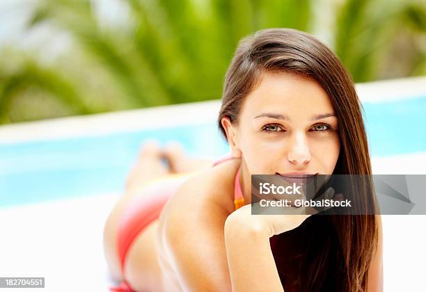 뽀샤시 여자아이 함께 오전에는 여름 휴가 중에 20-24세에 대한 스톡 사진 및 기타 이미지 - 20-24세, 20-29세, 갈색 머리
