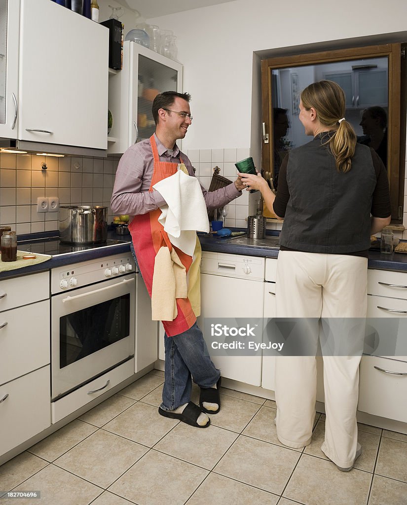 Esposo y esposa detergente equipo de cocina - Foto de stock de Adulto libre de derechos